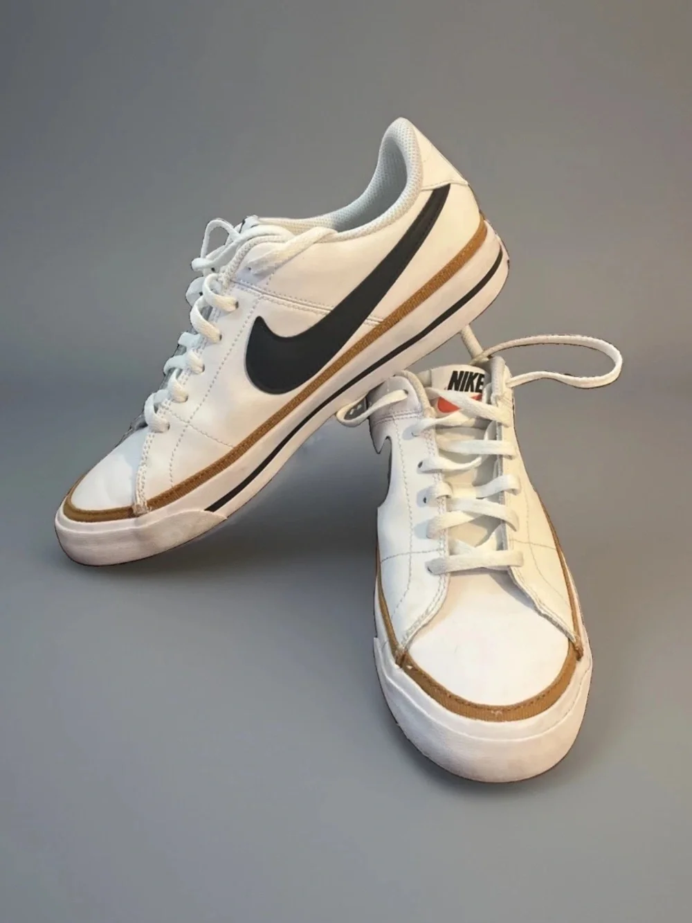 Nike White Low Top Sneakers with Black Swoosh and Brown Rubber Sole 6.5Y